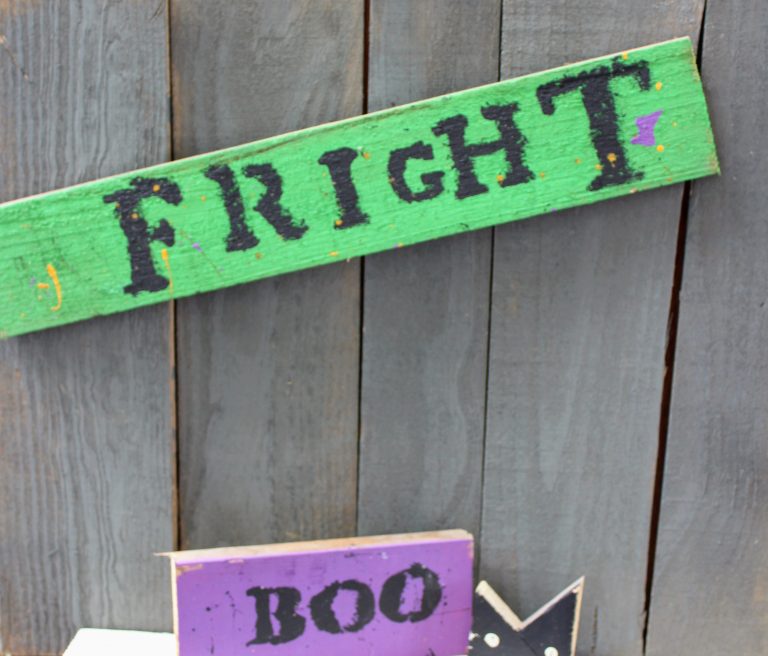 Cheap Halloween decorations - Fright sign from reclaimed wood - Mrs Pinch